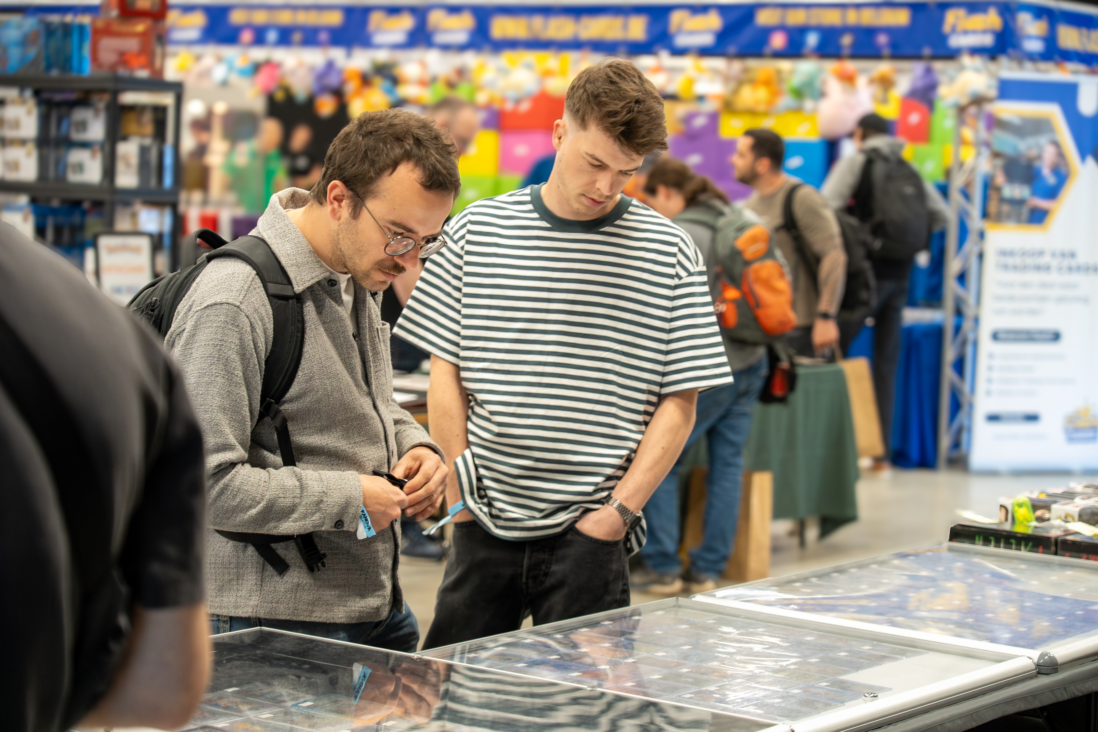 Bezoekers ruilen Pokémon kaarten aan de Trade Area op Fanova